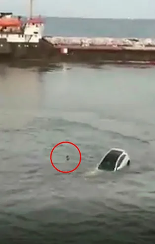 Çanakkale'de panik anları! Saniyeler içerisinde suya gömüldü