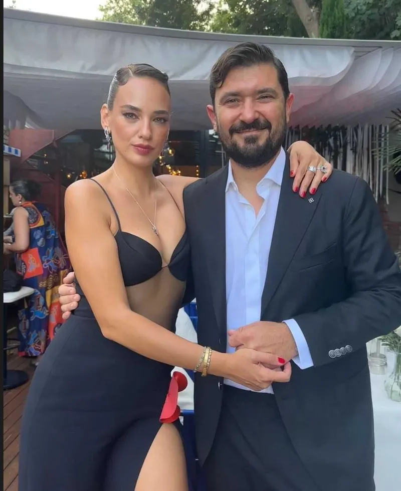 Seda Bakan, galadaki şıklığıyla ortalığı salladı! Derin göğüs ve göbek dekolteli elbisesinin fiyatı dudak uçuklattı-4