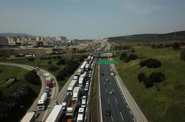 İstanbul'a giriş ve çıkışlarda koronavirüs kuyruğu! Tek tek kontrol edildiler
