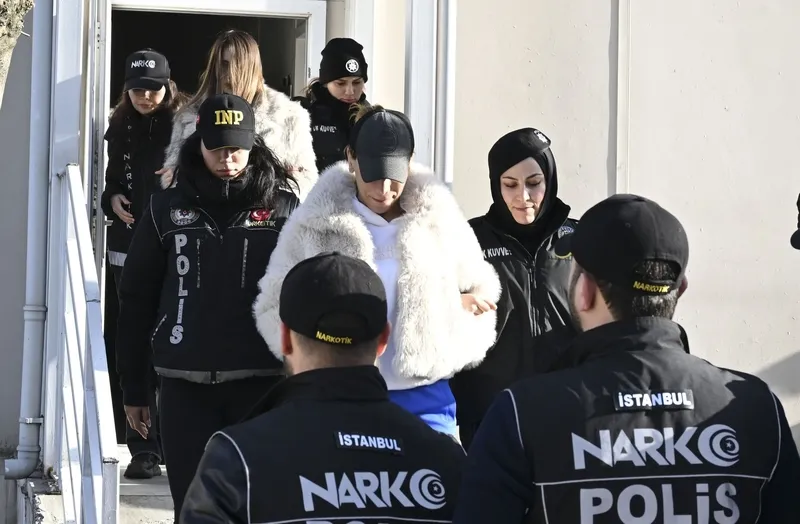fuhusturucu-mekanlarina-girildi-elif-karaaslan-ve-kismetse-olur-cansel-listede-cem-adrian-ve-ilker-inanogluna-1776071139679.jpeg "Fuhuşturucu" mekanlarına girildi! Elif Karaaslan ve Kısmetse Olur Cansel tutuklandı: Cem Adrian ve İlker İnanoğlu'na yakalama kararı-12