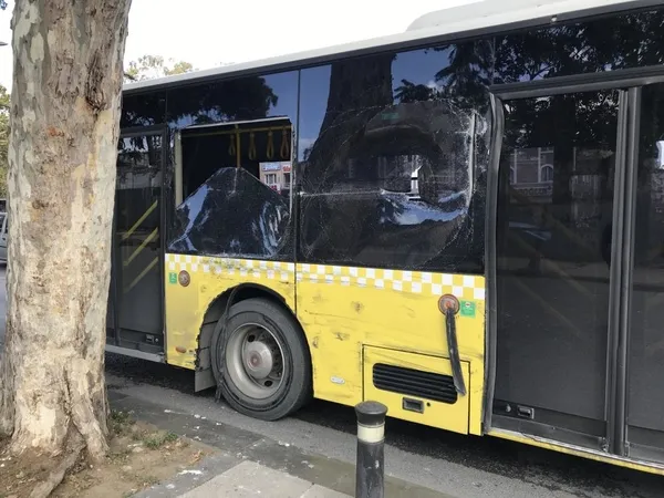 son-dakika-yine-iett-yine-kaza-iki-otobus-carpisti-2-yolcu-yaralandi-1633606505773.jpg SON DAKİKA: Yine İETT yine kaza! İki otobüs çarpıştı 2 yolcu yaralandı-3