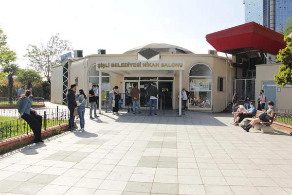 tam-kapanmasinin-sona-ermesiyle-birlikte-nikah-dairelerinde-yogunluk-olustu-1621243962103.jpg Tam kapanmasının sona ermesiyle birlikte nikah dairelerinde yoğunluk oluştu-6