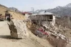 Depremde koparak aşağı yuvarlanan kaya parçası mahalleyi yerle bir etti