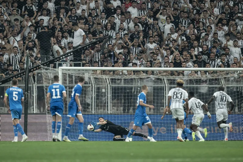 Beşiktaş Dinamo Kiev'i eledi ve gruplara kaldı! - 12