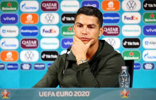 ronaldonun-icmeyin-demesi-coca-colaya-4-milyar-dolar-kaybettirdi-1623826352228.jpg Ronaldo'nun 'içmeyin' demesi Coca Cola'ya 4 milyar dolar kaybettirdi-7