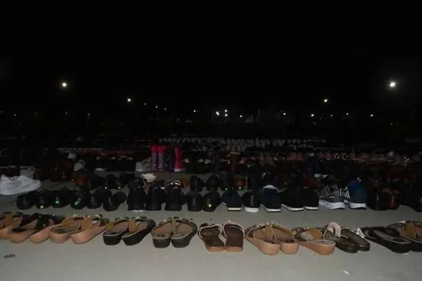 Dikkat çeken görüntü! Sel suları altında kalan çarşının ürünleri miting alanına serildi-1