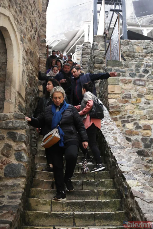 Geçmişi 1600 yıl öncesine dayanıyor: 360 tonluk kaya bitlendi iğneyle kuyu kazıp yeni odalar ortaya çıktı! Sümela Manastırı'na ziyaretçi akını - 16