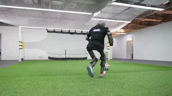 İnsansı robot öyle sert şut çekti ki top duvarı deldi