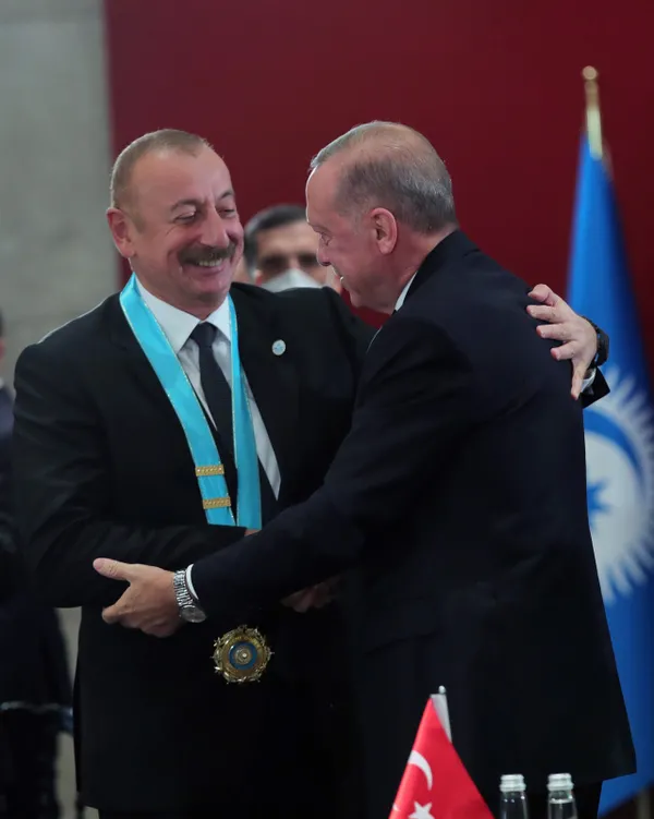 son-dakika-baskan-recep-tayyip-erdogan-azerbaycan-cumhurbaskani-ilham-aliyev-ile-gorustu-daveti-kabul-etti-1651498357351.jpg