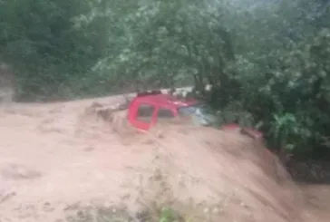 Rize ve Artvin sel sularına teslim oldu! Meteoroloji turuncu kodla uyarmıştı: Evler tahliye edildi, köy yolları ulaşıma kapandı...