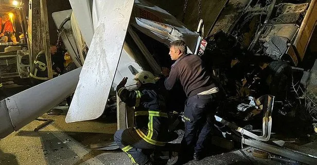 Hatay Belen’de konteyner yüklü tır evin duvarına çarptı! 2 kişi yaralandı