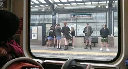 Metroda Çıplak Gezdiler...