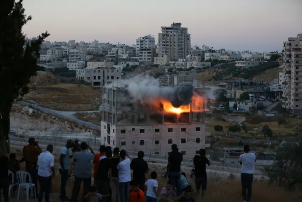 İsrail, Doğu Kudüs’te Filistinlilere ait binayı patlayıcıyla yıktı