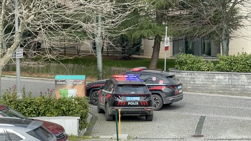 umraniyede-kan-donduran-olay-dini-nikahli-esini-ve-2-kizini-vurdu-1708695040939.jpeg Polis ekipleri olay yerinde