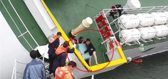 Güney Kore'nin turistik Jeju adasına giden bir feribot battı. 325'i lise öğrencisi 476 kişinin bulunduğu feribotta 289 kişi hayatını kaybetti. Güney Kore Başbakanı Chung Hong-won, feribot kazası nedeniyle 27 Nisan'da istifasını sundu