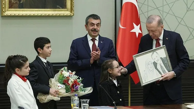 Minik Buğlem, Başkan Erdoğan’a annesi Tenzile Erdoğan ile çekilen fotoğrafın karakalem çalışmasını hediye etti!