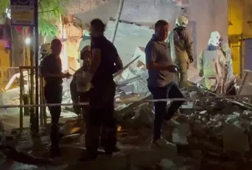 Fatih'te 3 katlı bina çöktü!