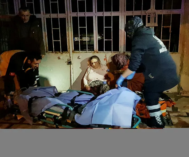 Manisa'da kan donduran olay! Annesini defalarca bıçakladı-1