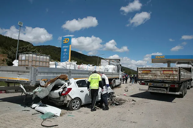 Bolu'da katliam gibi kaza! Tırların arasına girdi hurdaya döndü: 3 ölü, 1 yaralı