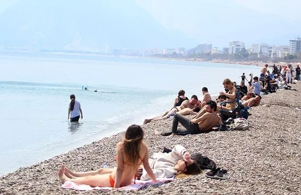 sahillerde-bayram-bereketi-tatilciler-akin-etti-tatil-beldelerinin-nufusu-katlandi-1657666578341.jpeg