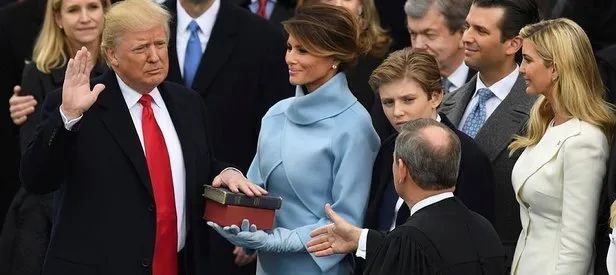Trump İncil’e el basarak yemin etti