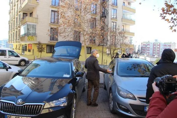 HDPKK'lı milletvekili Erol Katırcıoğlu'ndan skandal hareket! Evlat nöbetindeki ailelere zafer işareti yaptı-5