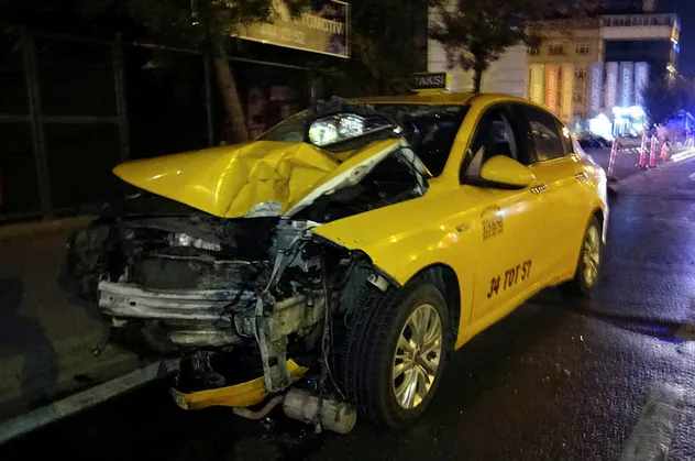 Aşırı sürat kötü bitti! Elektrik direğine çarparak durabildi
