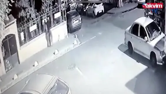 Fatih'te alçak provokasyon: Bir kişi hadis-i şerif yazılı kağıtları yırtıp kaçt
