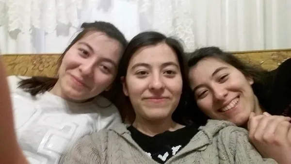 Antalya’da yaşayan Aslı, Başak ve Deniz Kozak kardeşler tıp fakültesini kazanıp mezun oldu: Ailesi çok sevindi-1