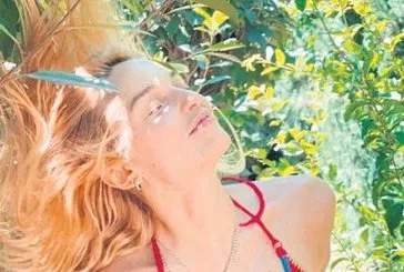 Nilperi Şahinkaya tatil pozlarıyla ortalığı salladı!