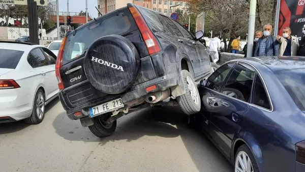 bir-garip-kaza-cip-park-halindeki-otomobilin-uzerine-cikarak-durabildi-1617953768850.jpg Bir garip kaza! Cip park halindeki otomobilin üzerine çıkarak durabildi-4