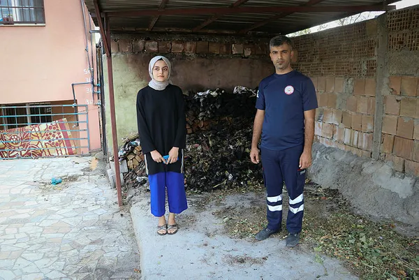 hataydaki-yangini-sondurmeye-calisirken-bayilan-itfaiye-eri-bir-gece-hastanede-kaldiktan-sonra-gorevinin-basina-kostu-1602510097939.jpg Hatay'daki yangını söndürmeye çalışırken bayılan itfaiye eri bir gece hastanede kaldıktan sonra görevinin başına koştu-3