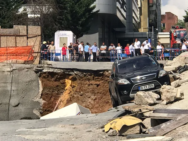 Ümraniye'de istinat duvarı çöktü araçlar çukura düştü-4
