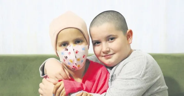 Kansere yakalanan arkadaşı üzülmesin diyen saçlarını kazıtan küçük kız duygulandırdı