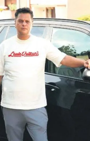 Almanya onu konuşuyor! Aracında bayılan kadına anında müdahale etti