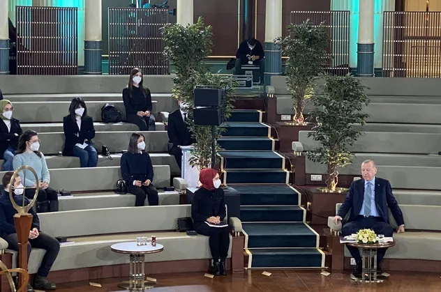 SON DAKİKA: Başkan Erdoğan'dan Millet Kütüphanesinde gençlerle sürpriz buluşma