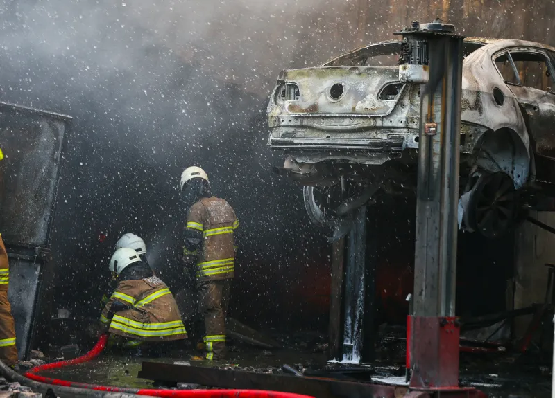 İzmir Çiğli'de korkutan yangın! Madeni yağ deposu alev alev yandı - 1