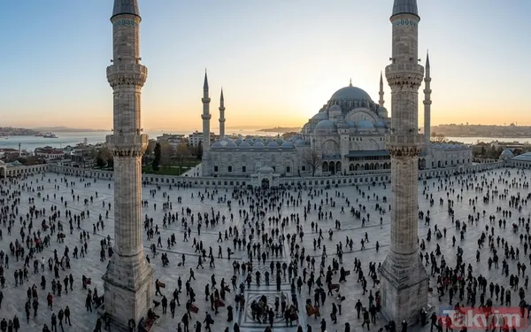 Sokakta Bayram Neşesi Hissedilirdi Arife Gününden Bayramın Sonuna Kadar Top Atışları Yapılır, Halk Bayramın Başladığını Hissederdi. Meydanlar Panayırlarla...