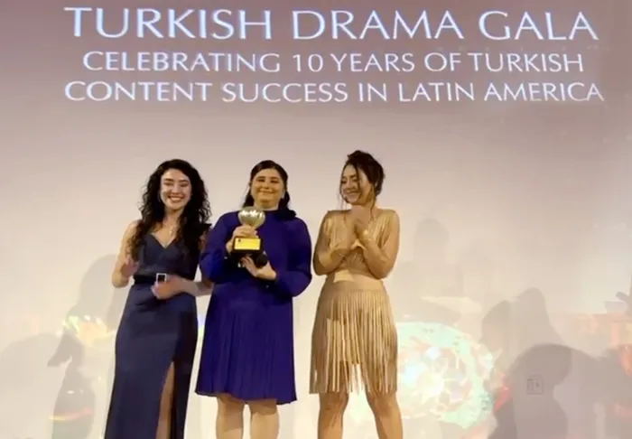 amerikada-duzenlenen-turkish-drama-gala-etkinligine-atv-damgasini-vurdu-1706085292212.jpg Amerika’da düzenlenen Turkish Drama Gala etkinliğine ATV damgasını vurdu!-4