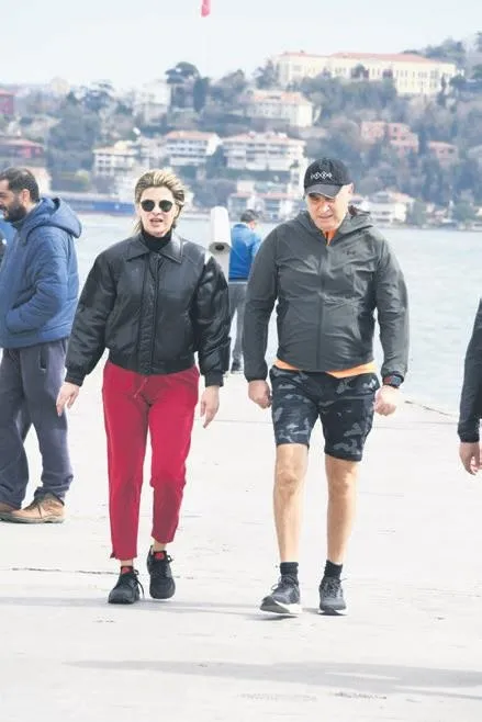 sarp-apak-esi-bengisu-apak-ile-goruntulendi-engin-ozturk-ile-cikan-haberler-hakkinda-bakin-neler-soyledi-1680472373347.jpeg Sarp Apak eşi Bengisu Apak ve arkadaşı Engin Öztürk'le ilgili çıkan haberler hakkında ilk kez konuştu!-6