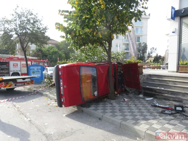 Refüjü aşıp ağaca çarptı yolda yürüyen kadın saniyelerle aracın altında kalmaktan kurtuldu! İşte o anlar - 9