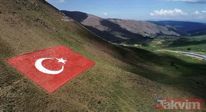 23 asker elleriyle 138 ton taş toplayarak şehit arkadaşları için 1107 metrekarelik Türk bayrağı yaptı