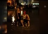 İzmir'de su kesintisine ilginç protesto! Yağmur suyuyla sokakta yıkandılar