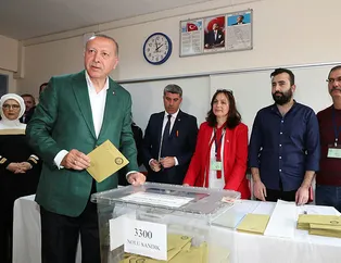 Adaylar ve parti liderleri oy 31 Mart Yerel Seçimleri için sandık başındaydı