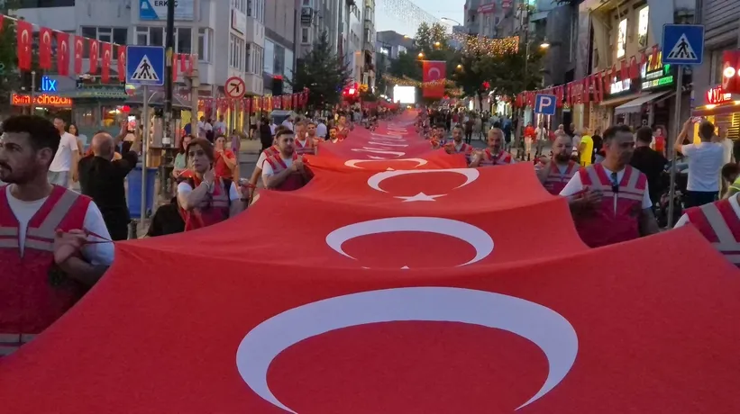 Yurt genelinde 15 Temmuz ruhu! Türkiye tek yürek oldu: Şehitler dualarla yad edildi