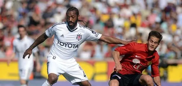 Kafede oturmak için gider