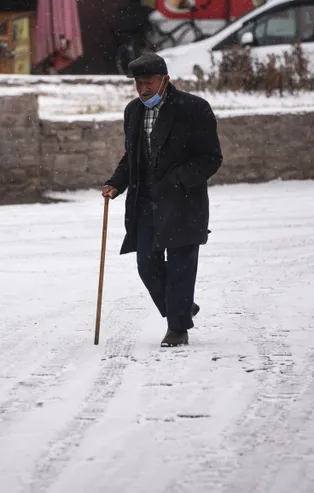 Kars'a mevsimin ilk karı yağdı