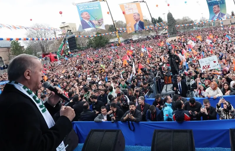 baskan-erdogandan-konyada-onemli-aciklamalar-chpdeki-paradan-kule-skandalina-tepki-dem-ile-ittifak-halindeler-1710680160701.jpeg Başkan Erdoğan'dan Konya'da önemli açıklamalar! CHP'deki 'paradan kule' skandalına tepki | "DEM ile ittifak halindeler"-12