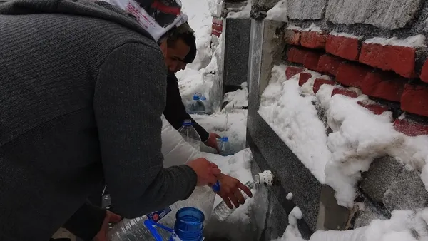 uludagda-ayi-suyu-icilir-mi-10-derecede-ayi-cesmesinden-su-icmek-icin-saatlerce-bekliyorlar-1644043893391.jpg Uludağ'da Ayı suyu içilir mi? -10 derecede Ayı çeşmesinden su içmek için saatlerce bekliyorlar-8