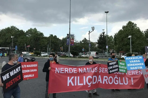 Son dakika: İSPARK'tan çıkartılan işçiler İBB önünde protesto yaptı: Nerede namus şeref sözü veren Kılıçdaroğlu